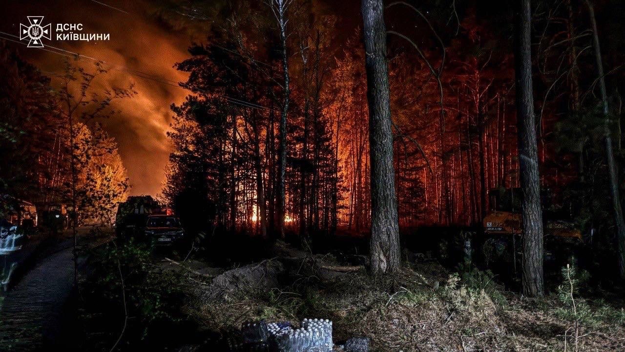 Фото до матеріалу: Ліквідація масштабної пожежі в Чорнобильській зоні: вогонь охопив 1200 гектарів