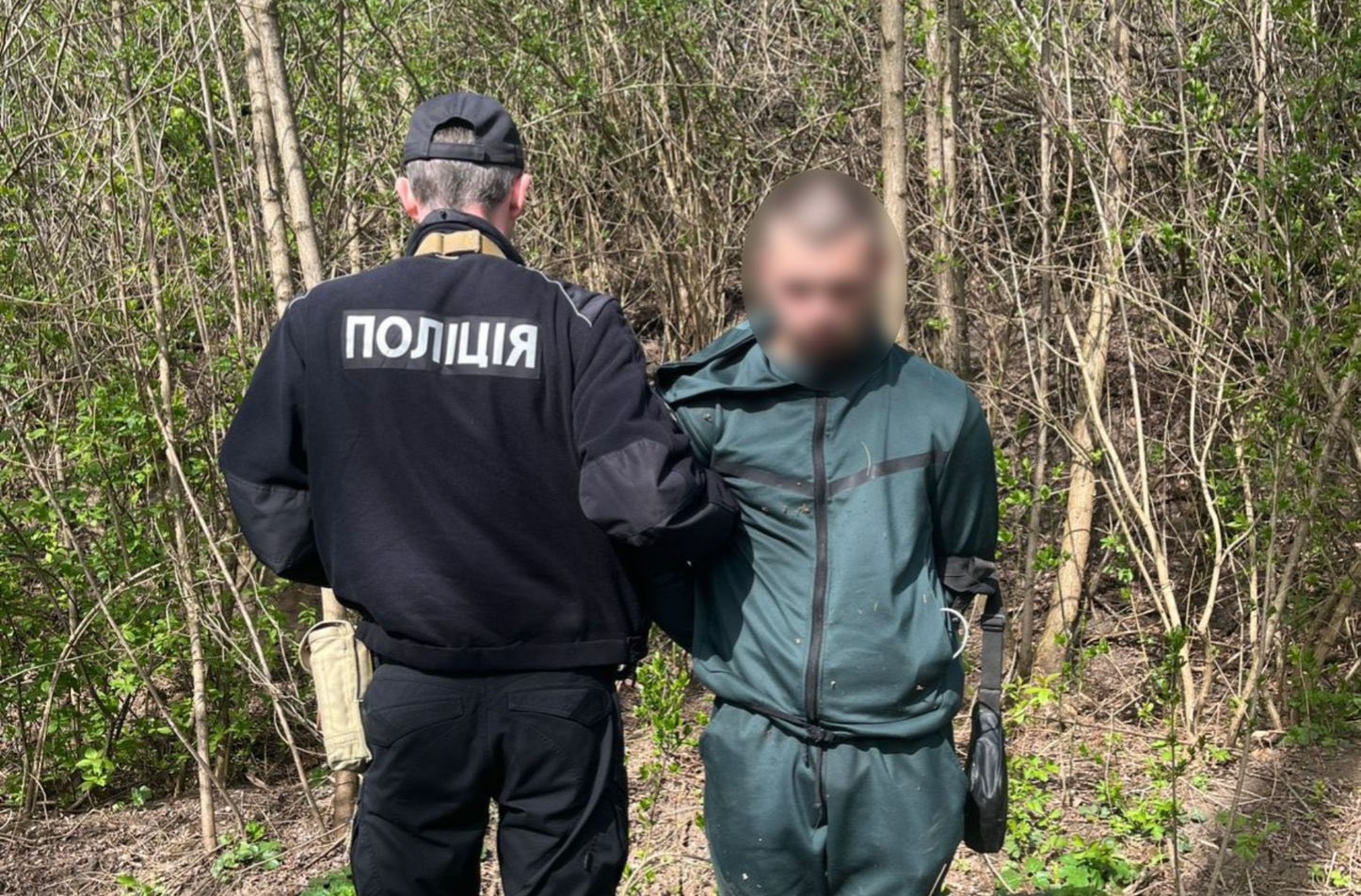 Фото до матеріалу: 20-річного прикарпатця зловили “на гарячому” в лісі — збував наркотики через “закладки”