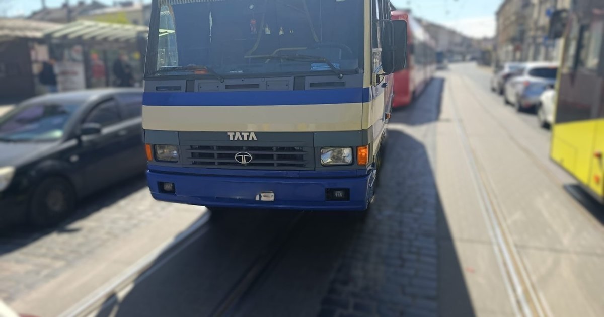 Фото до матеріалу: У Львові автобус «Еталон» збив пішохода: жінка госпіталізована, відкрито кримінальне провадження