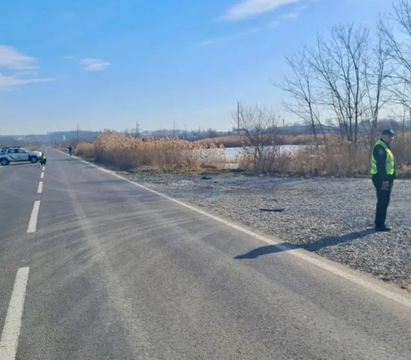 Фото до матеріалу: Ранкове ДТП на об’їзній Калуша: одна машина стоїть на дорозі, інша з’їхала в кювет