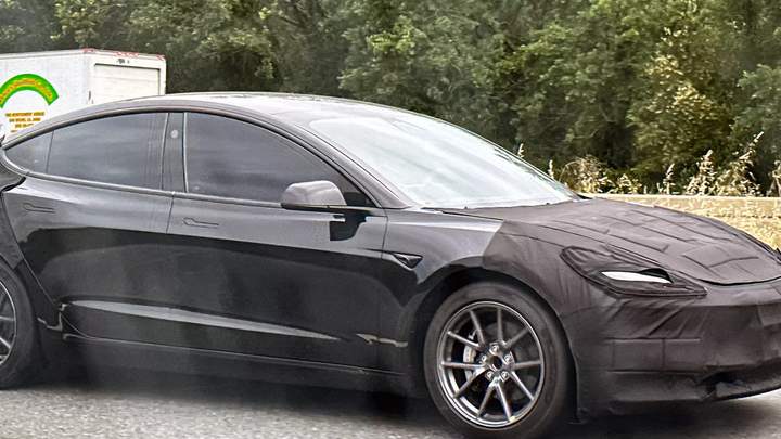 Фото до матеріалу: Tesla Semi: в Неваді зійшла з конвеєра перша серійна електровантажівка