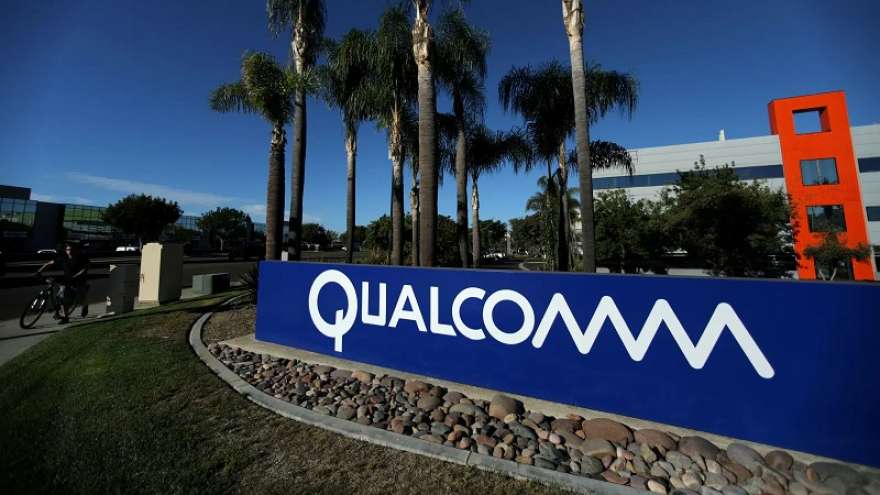Фото до матеріалу: Акції Qualcomm стрімко зросли після звіту: прибуток подвоївся, хоча виручка впала
