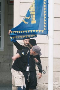 Фото до матеріалу: На площі Ринок у Львові вшанували воїнів: прапори ЗСУ та оборонних структур