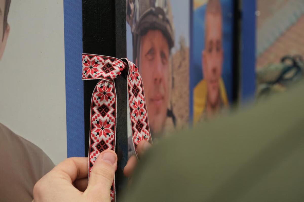 Фото до матеріалу: День вишиванки: українці долучаються до символічної акції пам'яті
