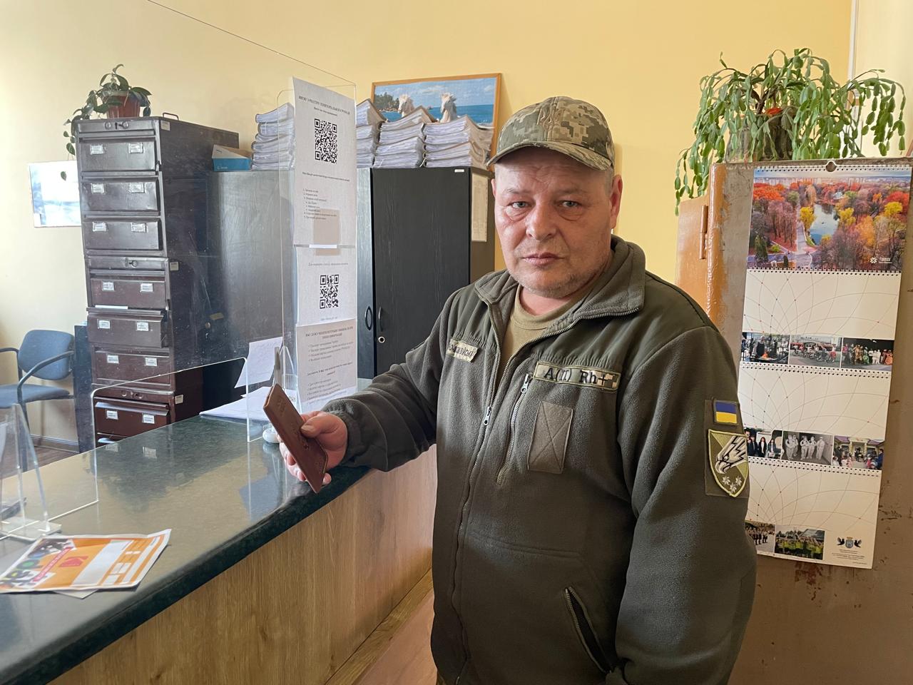 Фото до матеріалу: Воїн Січеславської бригади оформив паспорт за один день відпустки