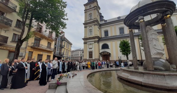 Фото до матеріалу: Матері Івано-Франківська зібралися на молитву за мир та воїнів