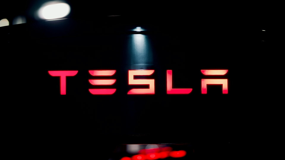 Фото до матеріалу: Tesla відкликає понад 218 тисяч автомобілів через затримку на камері заднього виду
