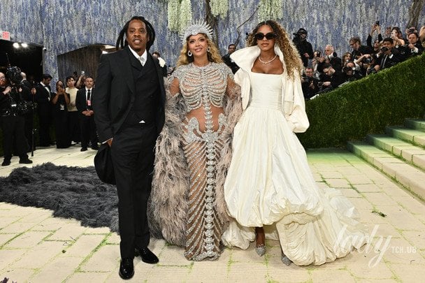 Фото до матеріалу: Світовий фурор: Бейонсе повернулася на Met Gala у сукні-скелеті та короні