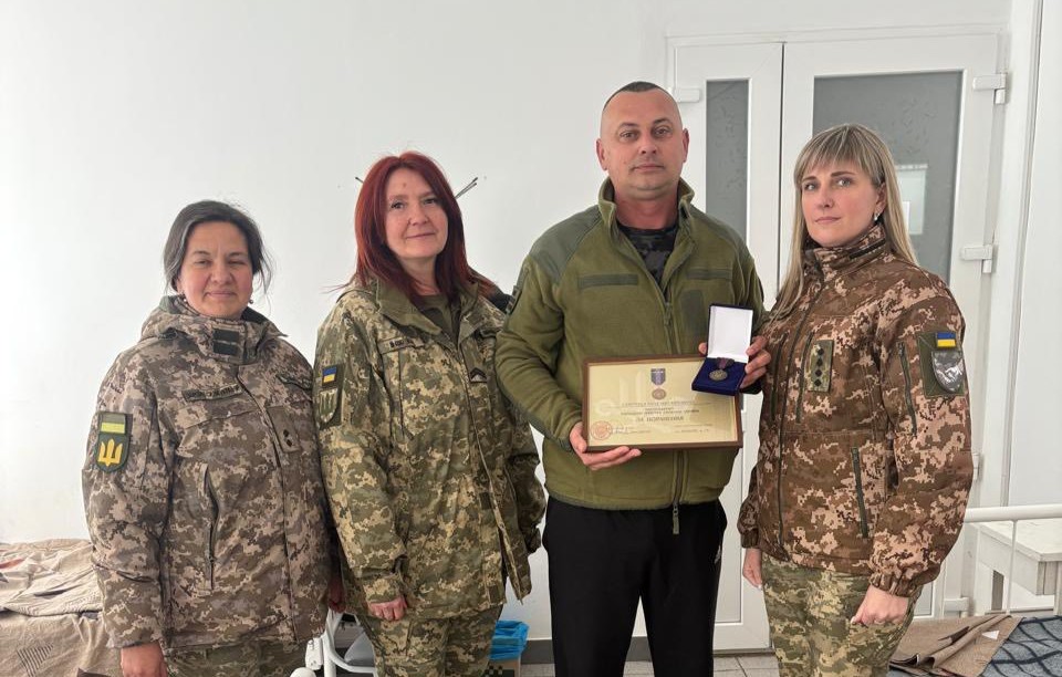 Фото до матеріалу: Юрія Глинчака з Тлумача нагородили медаллю «За поранення»