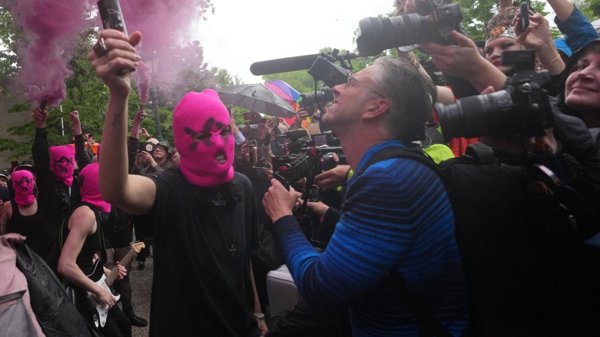 Фото до матеріалу: FEMEN та Pussy Riot провели акцію біля російського павільйону на Венеційській бієнале