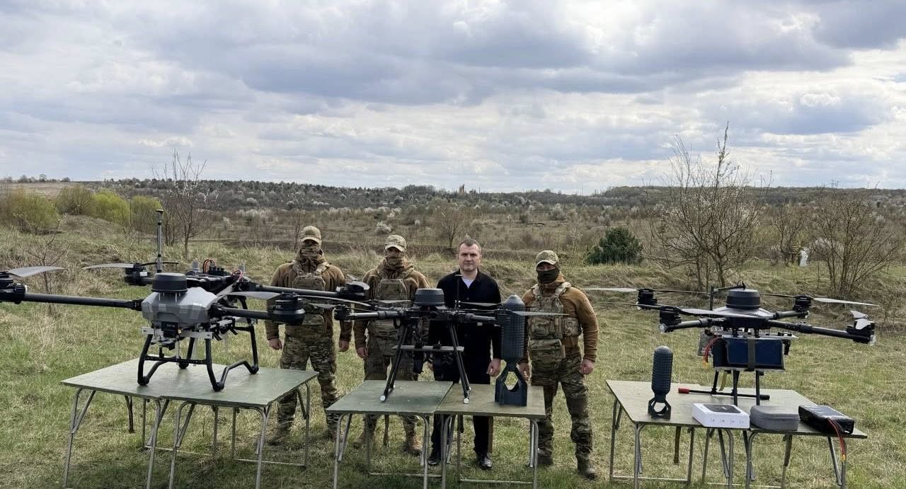 Фото до матеріалу: Хмельницька громада знову передає дрони військовим: три «Баби Яги» на 2 мільйони гривень