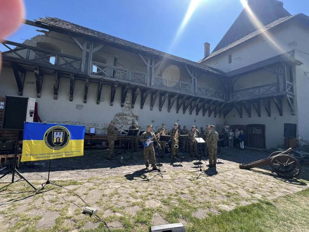 Фото до матеріалу: Галицький замок став центром лицарського свята: 2 тисячі гостей зацікавилися історією