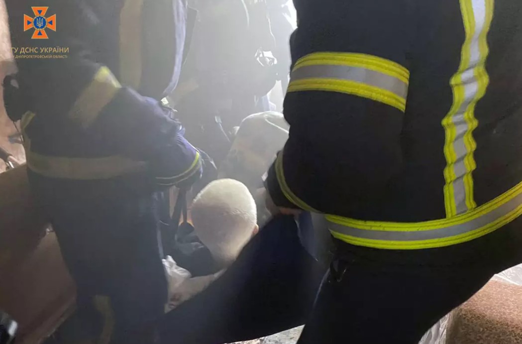 Фото до матеріалу: На пожежі у Кам'янському врятували чоловіка: деталі інциденту