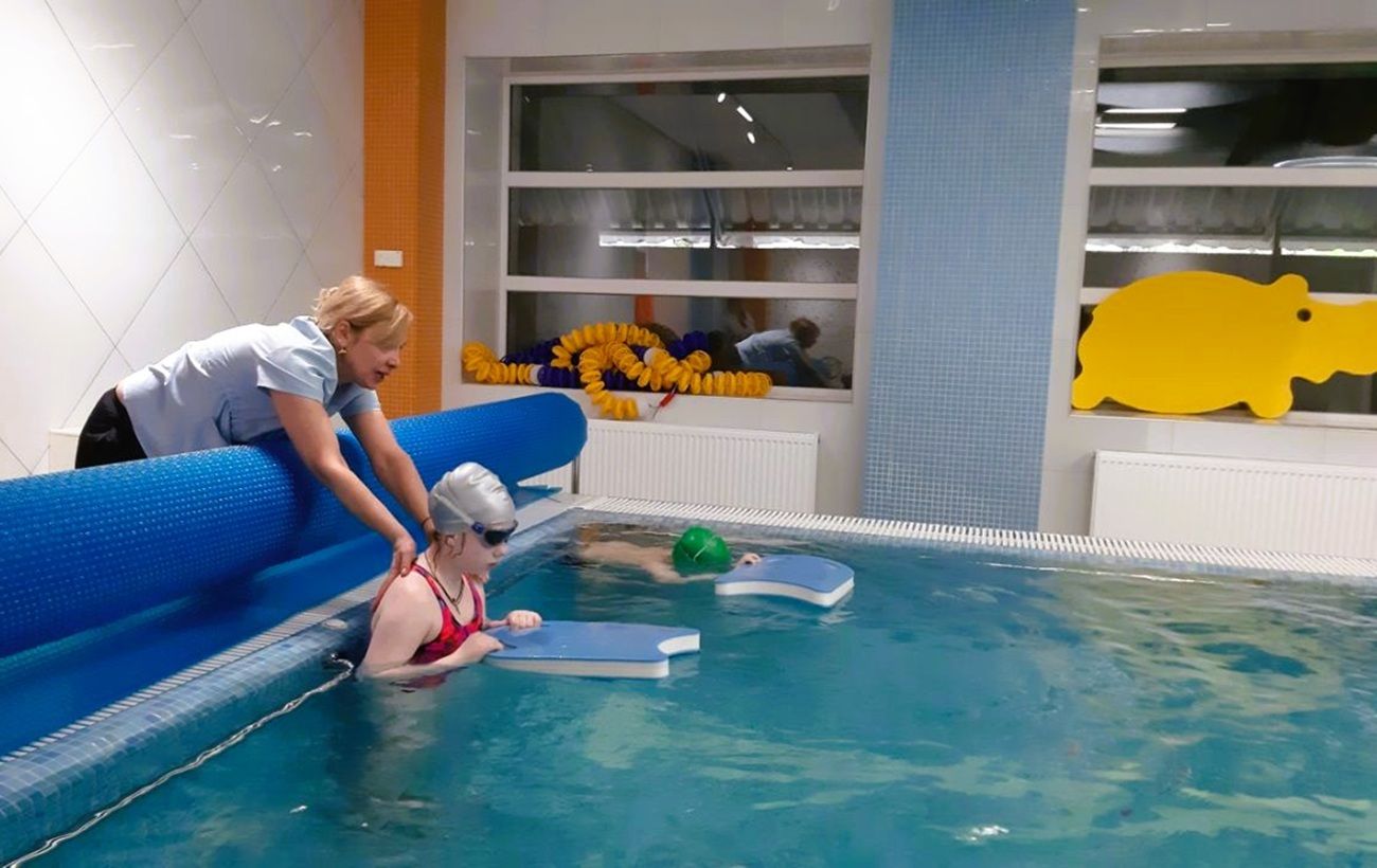 Фото до матеріалу: Вода повертає свободу: як гідрокінезотерапія допомагає дітям «Охматдиту» відновлюватися