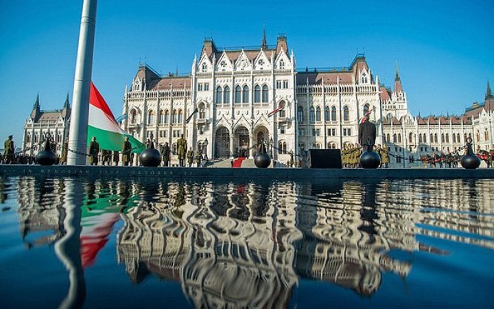 Фото до матеріалу: Петер Мадяр став прем'єром Угорщини: святкування на площі перед парламентом