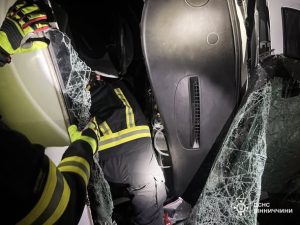 Фото до матеріалу: Дві серйозні ДТП на Вінниччині: мікроавтобус перекинувся, є загиблий
