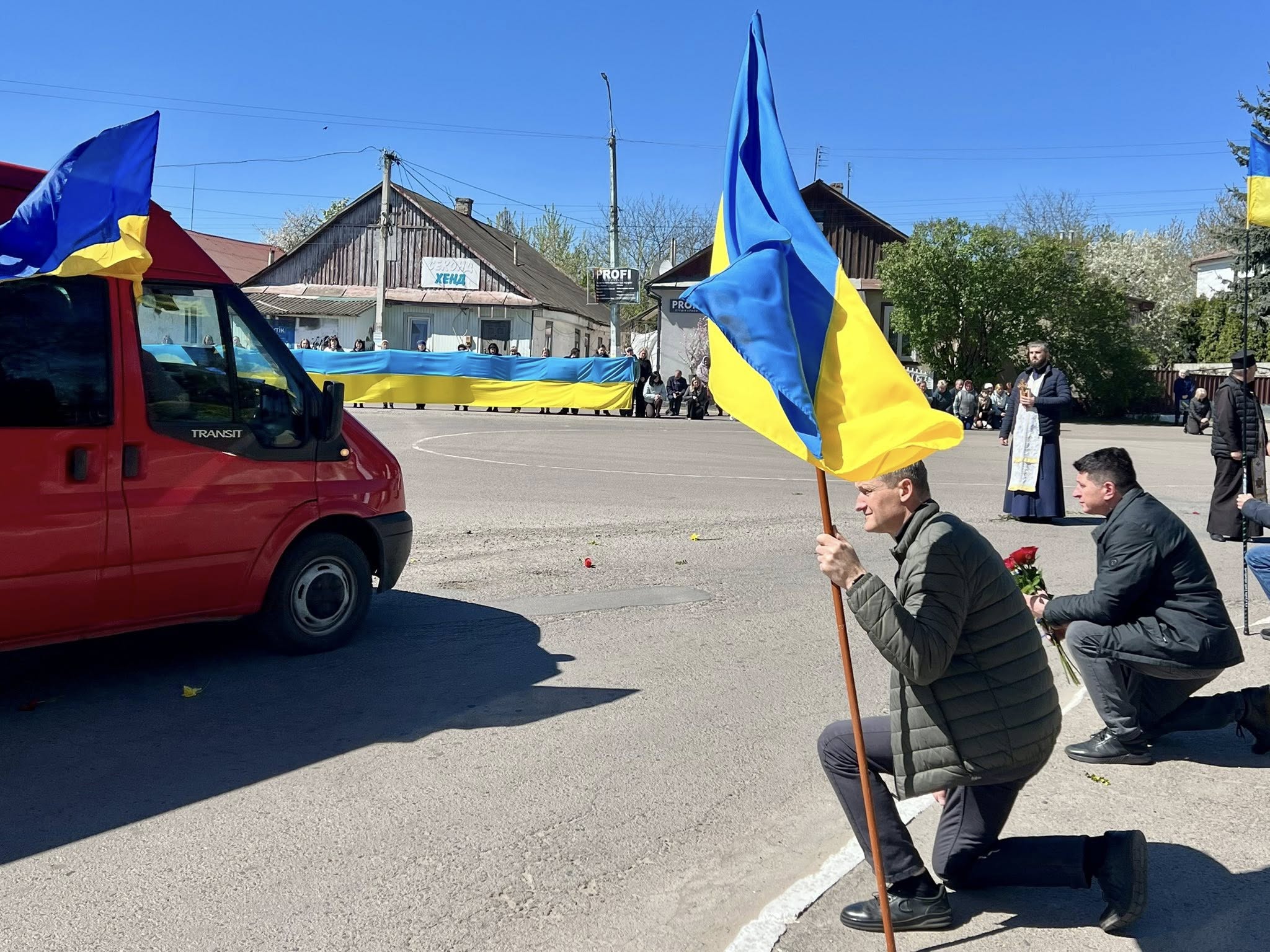 Фото до матеріалу: Живий коридор пам'яті у Демидівці: громада попрощалася з Василем Охримчуком