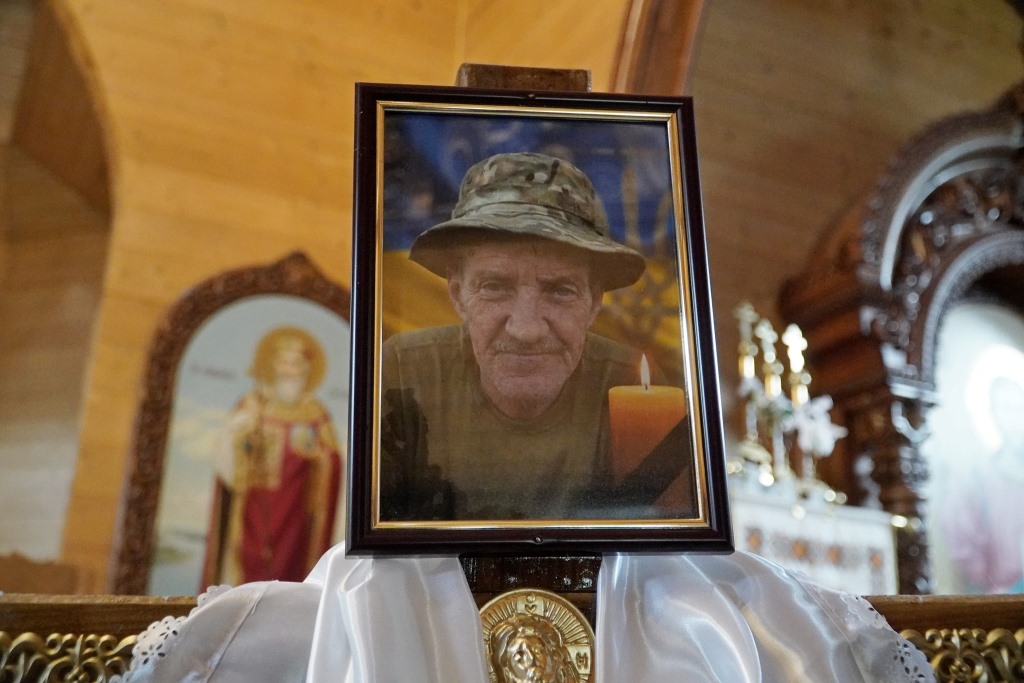 Фото до матеріалу: Володимирська громада попрощалася із Захисником України Русланом Давидюком