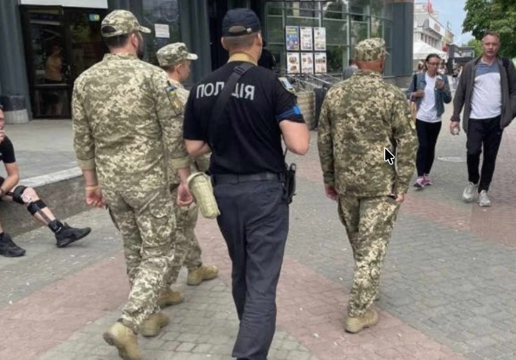 Фото до матеріалу: Скандал у Кам'яному Броді: місцевий житель погрожує здати до ТЦК тих, хто ображає військових
