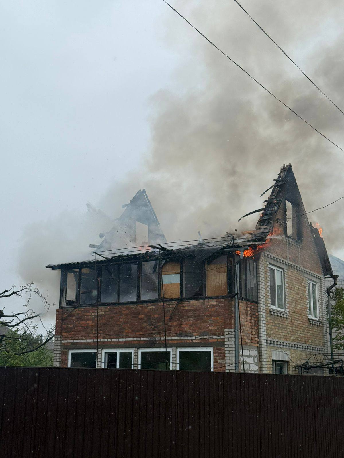 Фото до матеріалу: Дрони влучали у Київщину: спалахнув приватний будинок