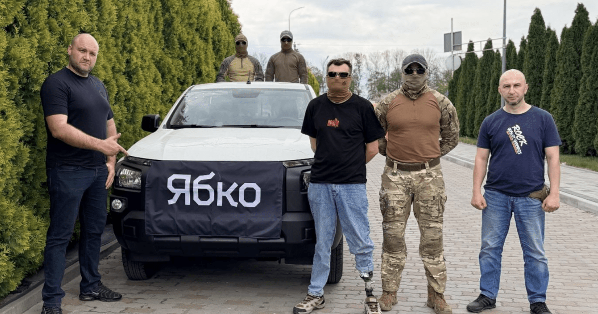 Фото до матеріалу: Мережа "Ябко" передала 800 тисяч гривень на підтримку підрозділу "Аратта" ГУР МО — DSnews.ua