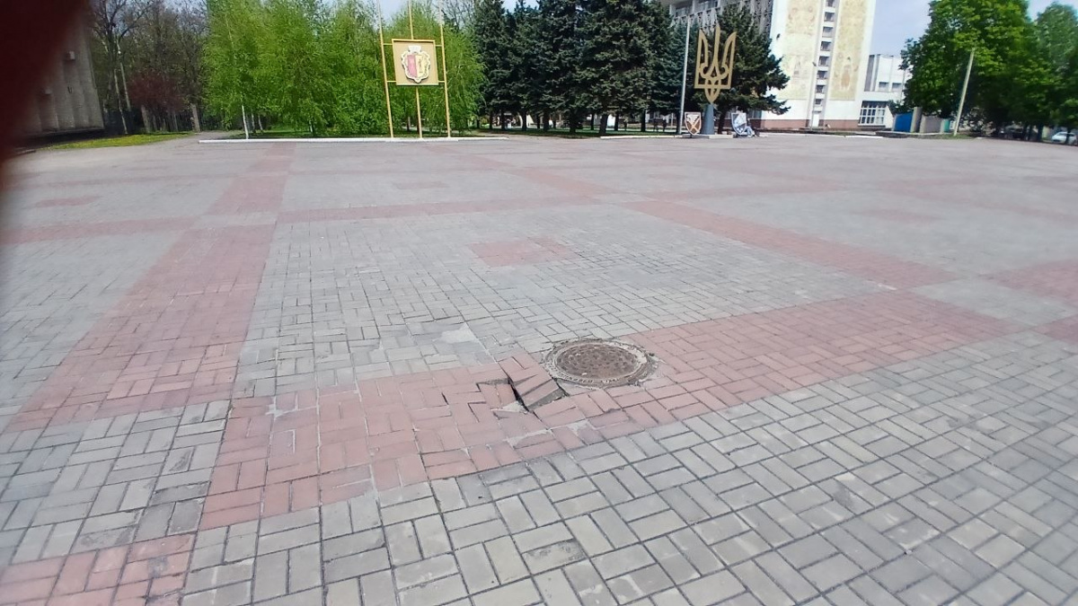 Фото до матеріалу: Небезпека під ногами: на площі Калнишевського в Кам'янському просідає плитка