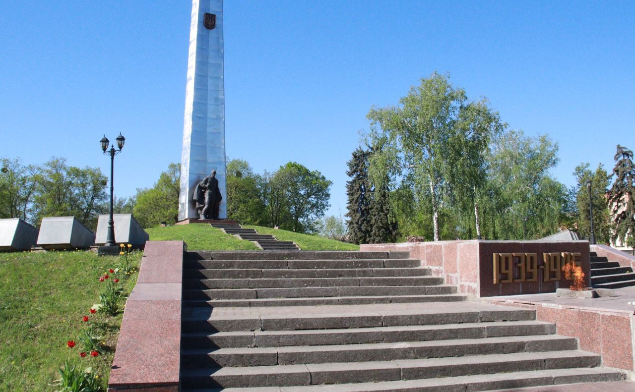 Фото до матеріалу: У Решетилівці на монументі Слави змінили дати Другої світової війни
