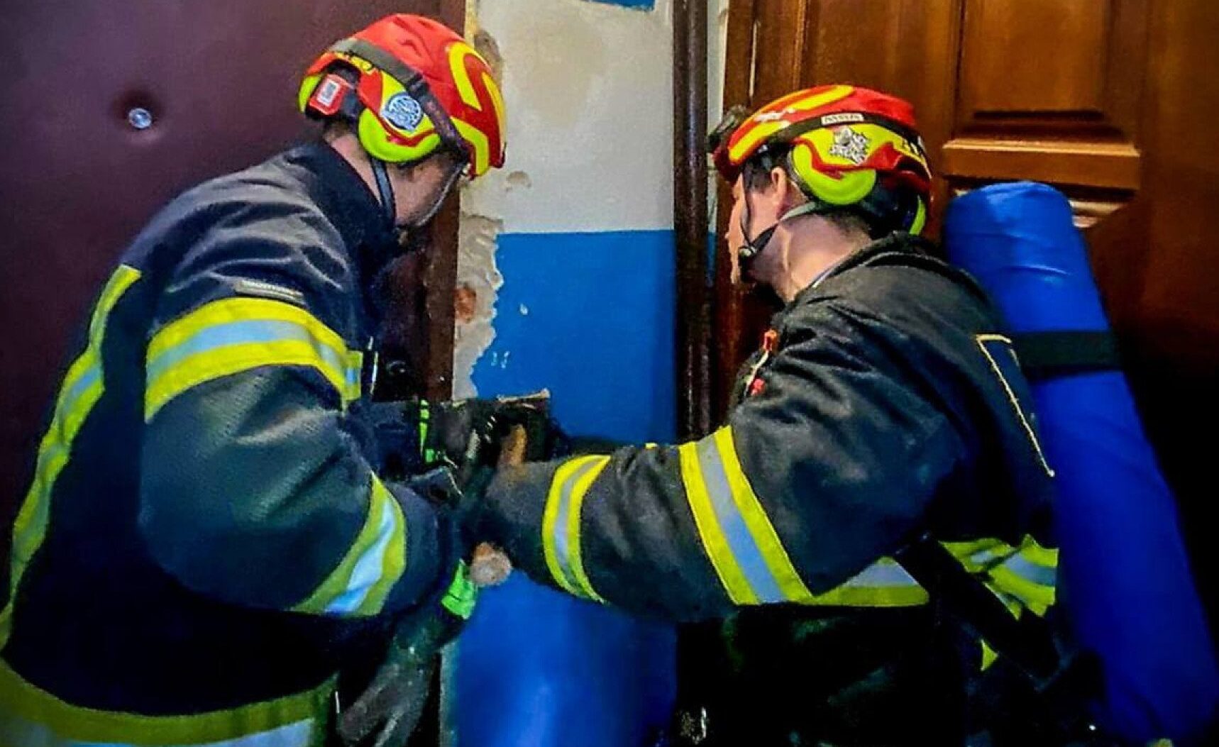 Фото до матеріалу: Рятувальники Вінниці екстрено відчинили двері сусідів, щоб врятувати пенсіонерку