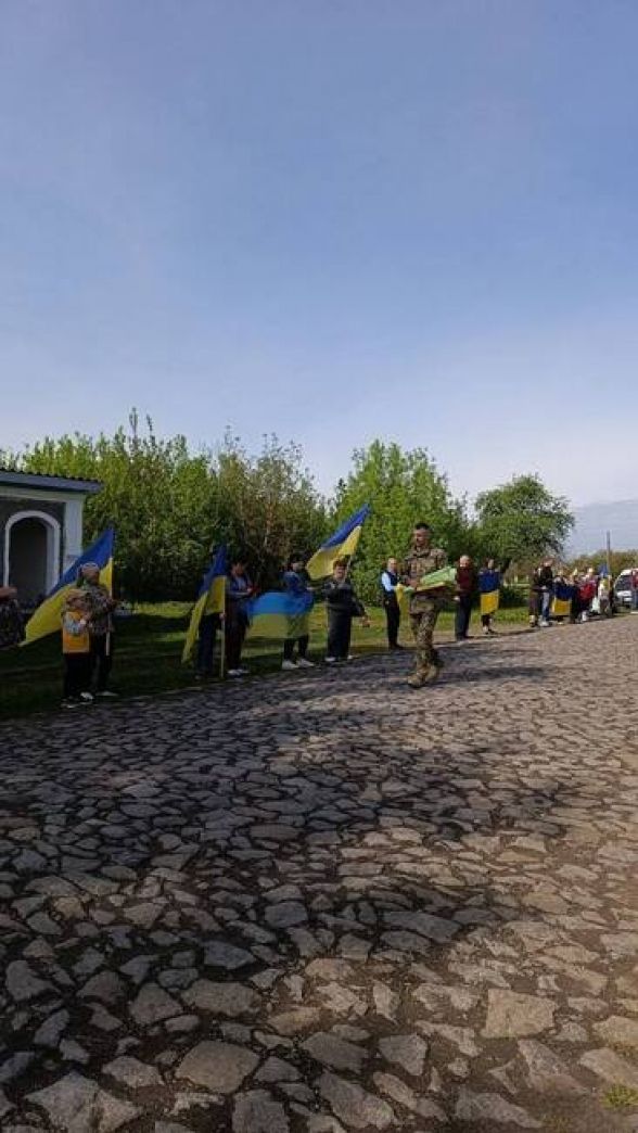 Фото до матеріалу: Андрій Гендега повернувся додому: Уланівська громада зустріла звільненого воїна квітами та прапорами