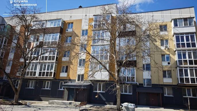 Фото до матеріалу: У Бородянці завершено відновлення будинку: оновлено фасад, вікна та забезпечено безбар'єрний доступ