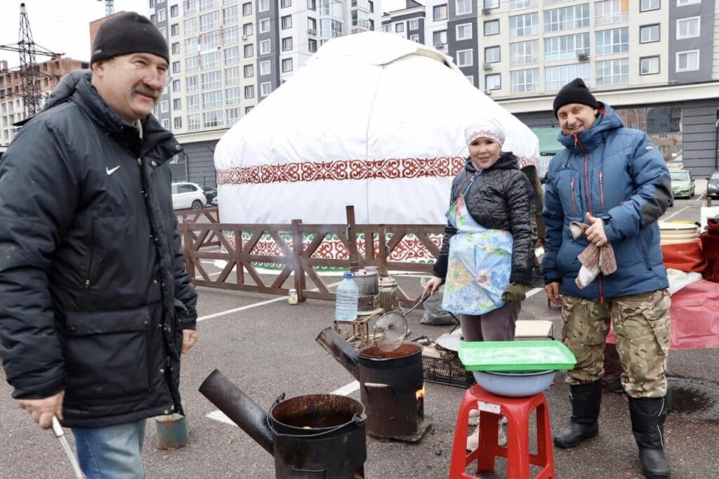 Фото до матеріалу: У Києві відкрилася казахська «Юрта незламності»: що там можна зробити