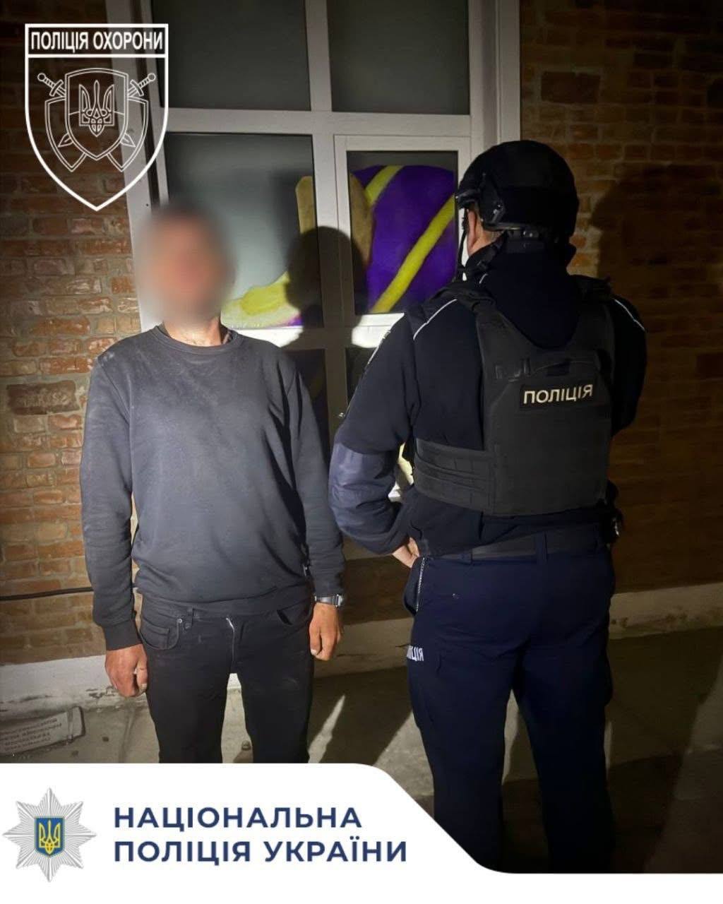 Фото до матеріалу: Чоловік заліз до магазину в Івано-Франківську: затримали охоронці