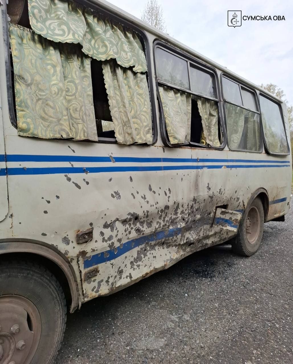 Фото до матеріалу: Безпілотник влучив у автобус з цивільними на Сумщині: є постраждала