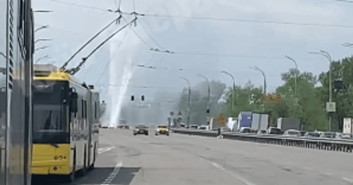 Фото до матеріалу: У Києві на Північному мосту з'явився метровий гейзер: відео
