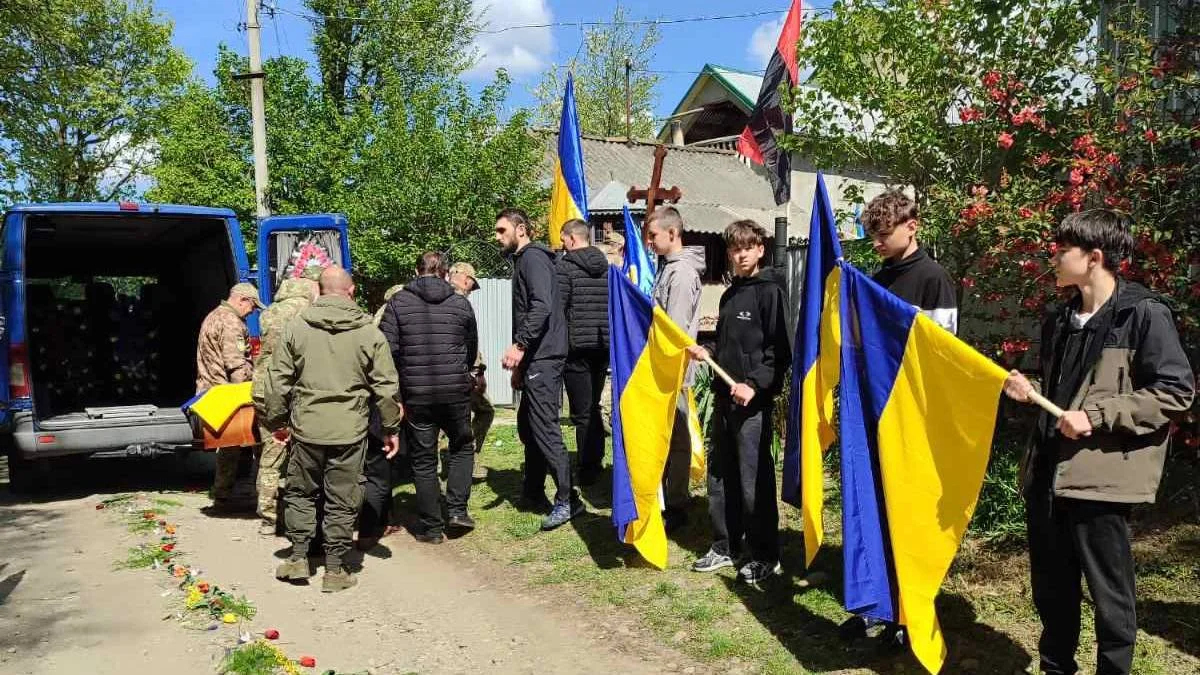 Фото до матеріалу: Матеївецька громада зустріла полеглого воїна Михайла Шукайлюка живим коридором пам'яті