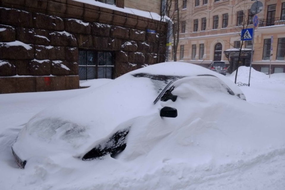 Фото до матеріалу: Погода в Україні: чи є сніг і морози у квітні чимось унікальним