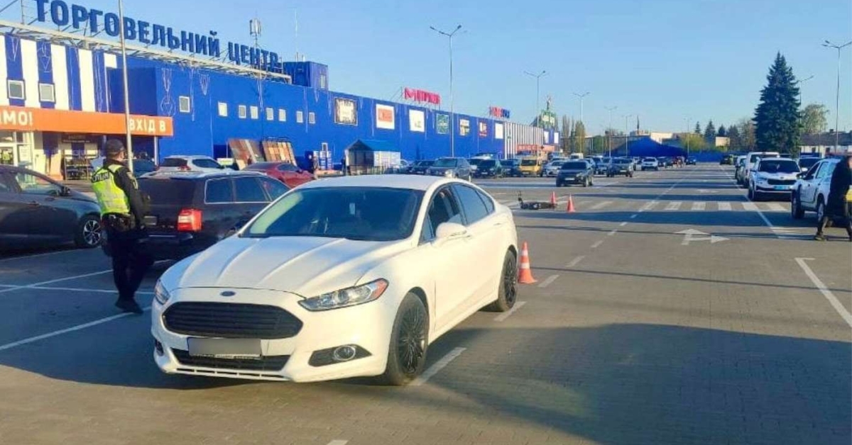 Фото до матеріалу: ДТП біля ТЦ у Вінниці: 10-річного самокатника госпіталізували після наїзду авто