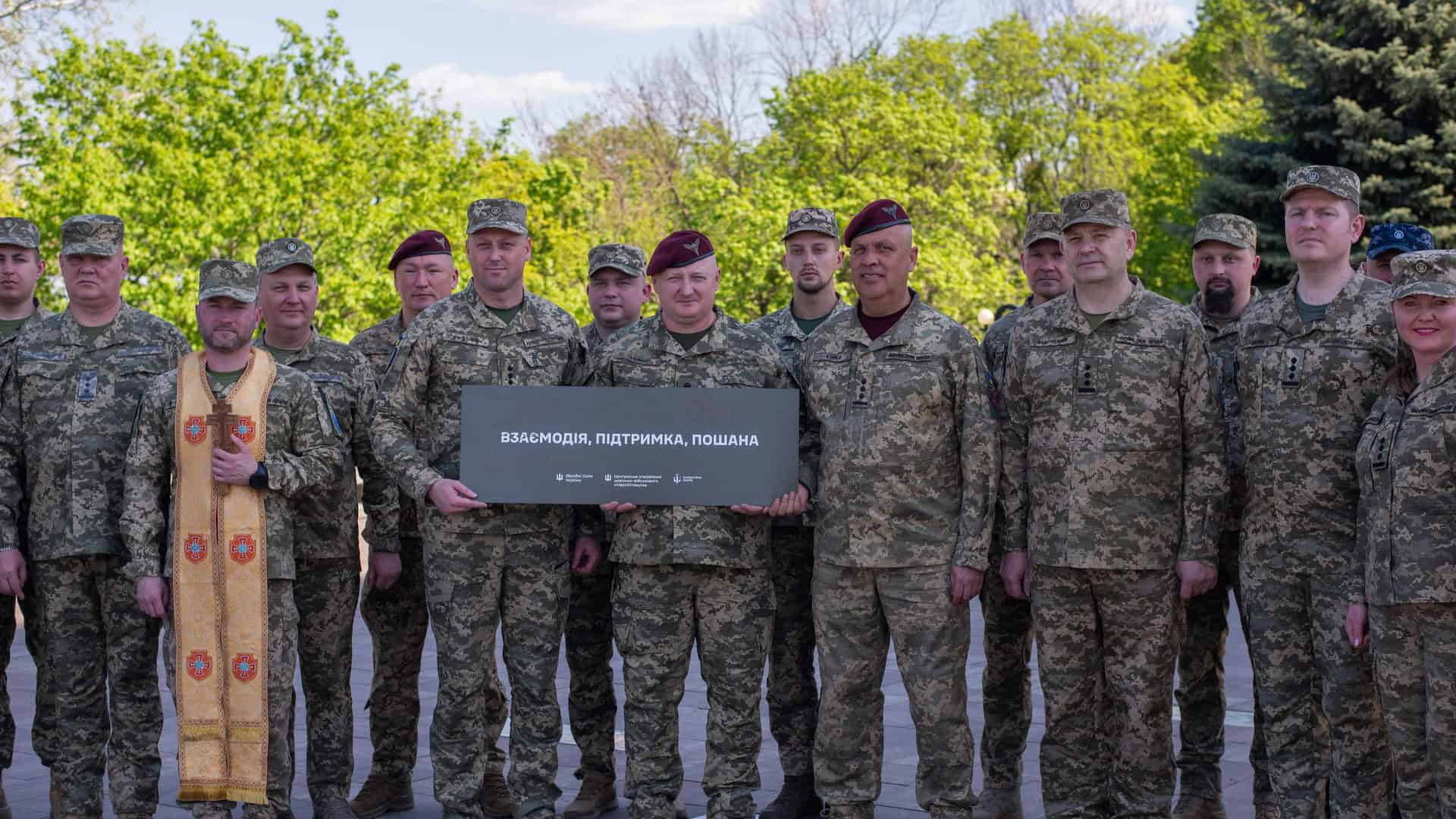 Фото до матеріалу: У центрі Києва відкрили 26-й пам'ятний знак на честь фахівців ЦВС