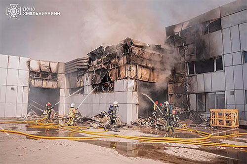 Фото до матеріалу: У Хмельницькому в автосалоні Toyota сталася пожежа: пошкоджені авто компенсують, сервіс відновлять