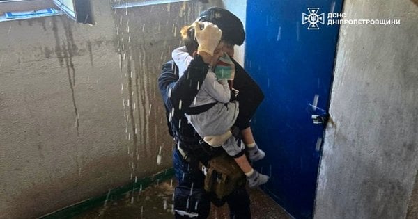 Фото до матеріалу: Російський дрон вдарив по дев'ятиповерхівці в Кривому Розі: пожежа та постраждалі