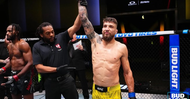 Фото до матеріалу: Ярослав Амосов здобув другу перемогу в UFC: український чемпіон задушив суперника