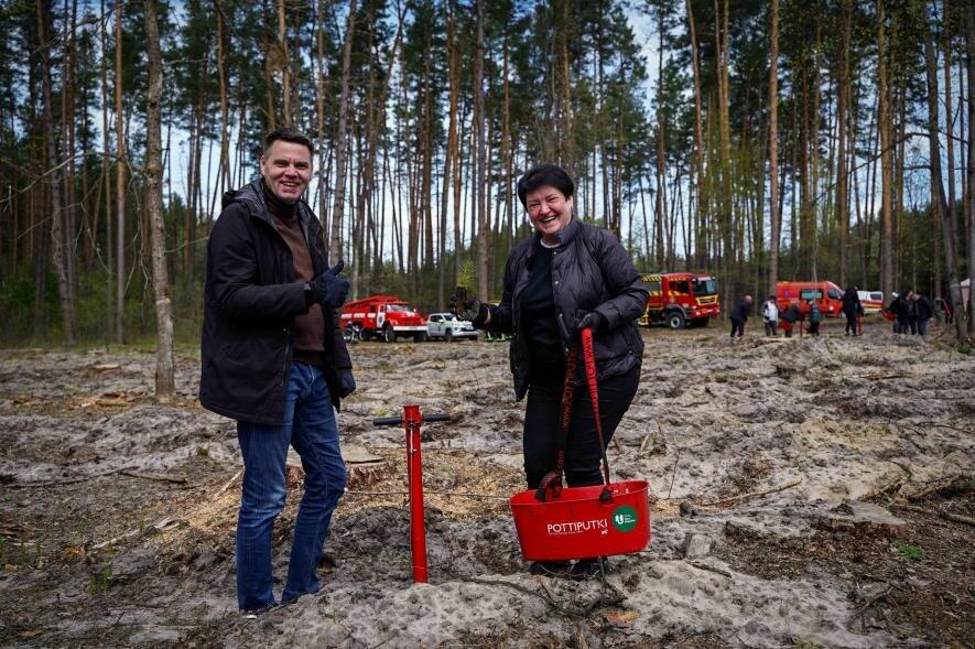 Фото до матеріалу: Замість мін: на Київщині висадили тисячі дерев на розмінованих землях