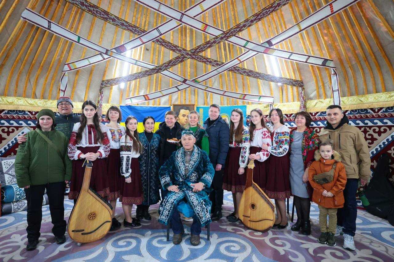 Фото до матеріалу: У Львові відкрили казахську юрту незламності поруч із Пороховою вежею