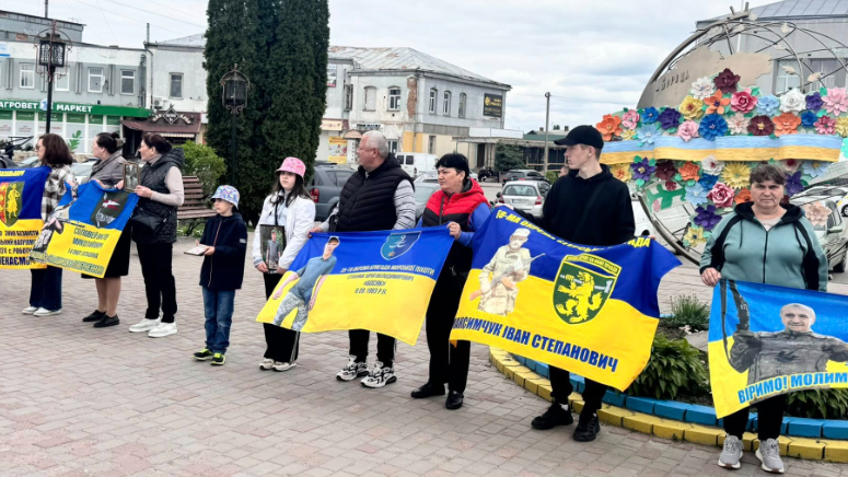 Фото до матеріалу: У Корці відбулася мирна акція на підтримку безвісти зниклих та полонених