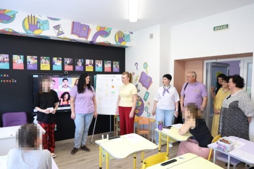 Фото до матеріалу: У хмельницьких лікарнях діє «Школа Супергероїв»: як хворі діти продовжують навчання