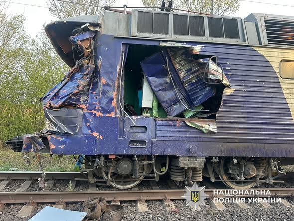 Фото до матеріалу: Масштабна ДТП на Стрийщині: потяг «Київ–Ужгород» зіткнувся з вантажівкою
