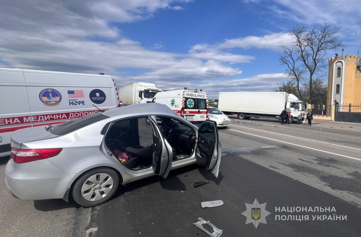 Фото до матеріалу: На об'їзній дорозі біля Усатова зіткнулися легковик і вантажівка: є постраждалі
