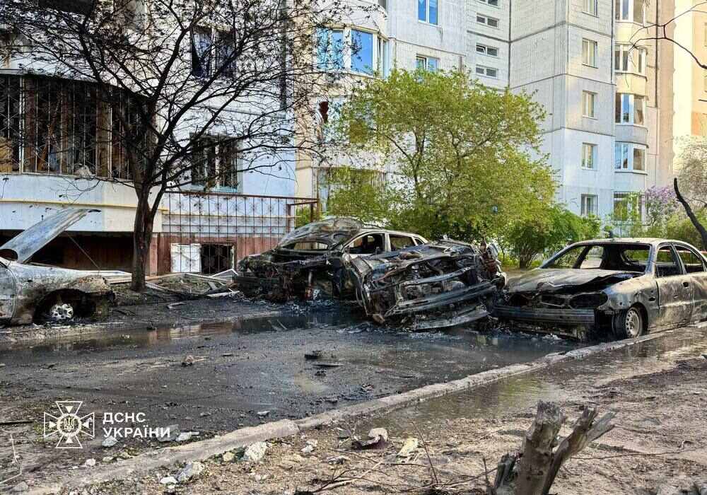 Фото до матеріалу: Одна з наймасштабніших атак у Києві: понад 1500 рятувальників і правоохоронців залучені до ліквідації наслідків