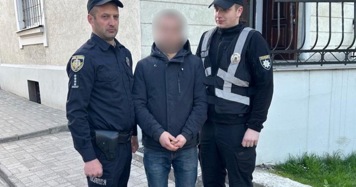 Фото до матеріалу: Поліція затримала жителя Жовкви, який облив томатним соком скульптуру Матері Божої