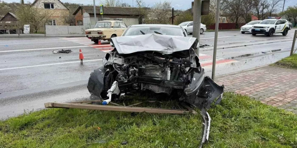 Фото до матеріалу: У Літині сталася аварія між ВАЗ та Hyundai: постраждав пенсіонер